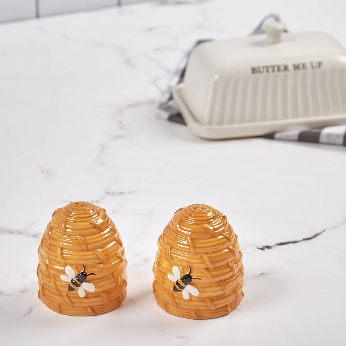 ๐ Bee Skep Salt and Pepper Shakers - Image 2