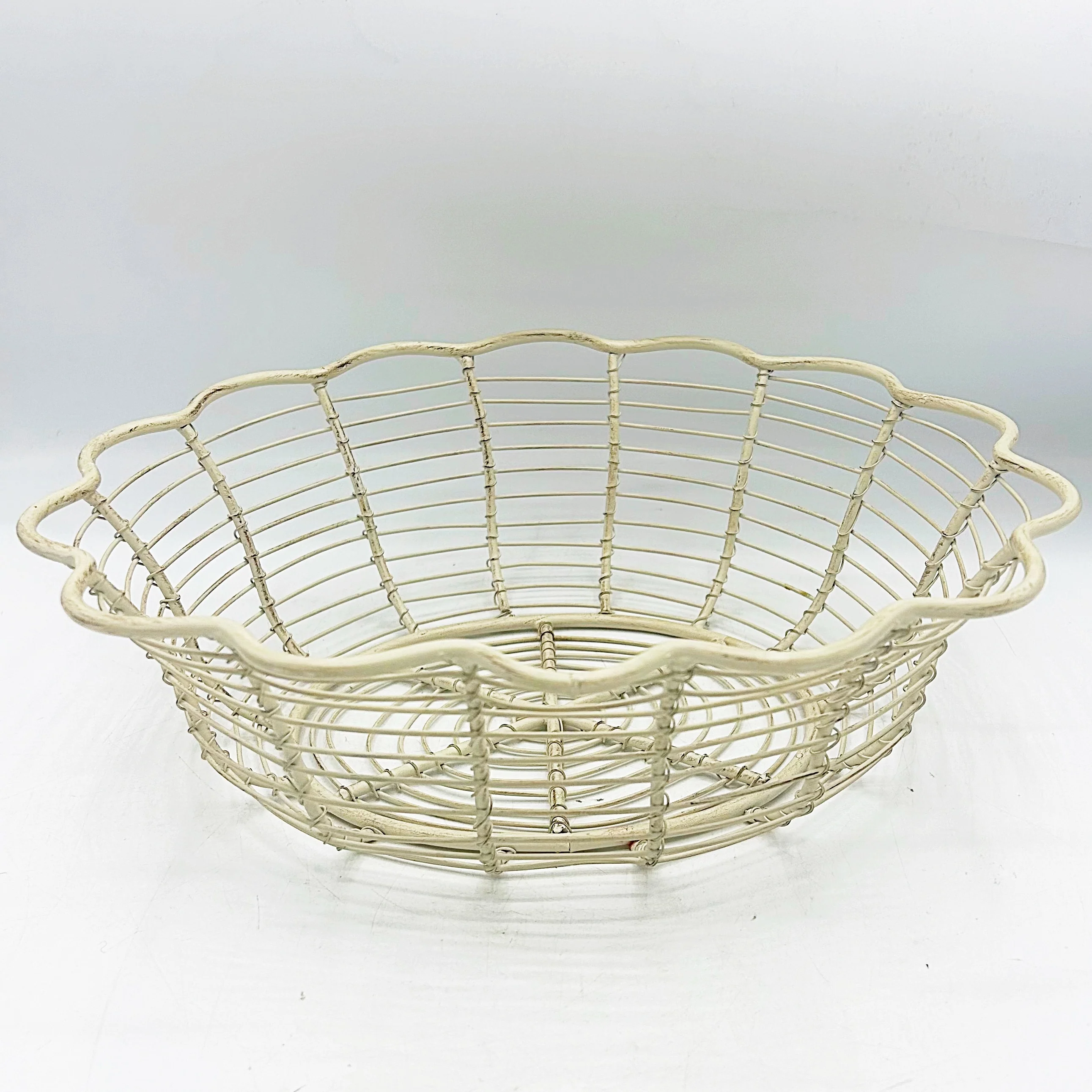 Cream Scalloped Wire Oval Basket - Image 2