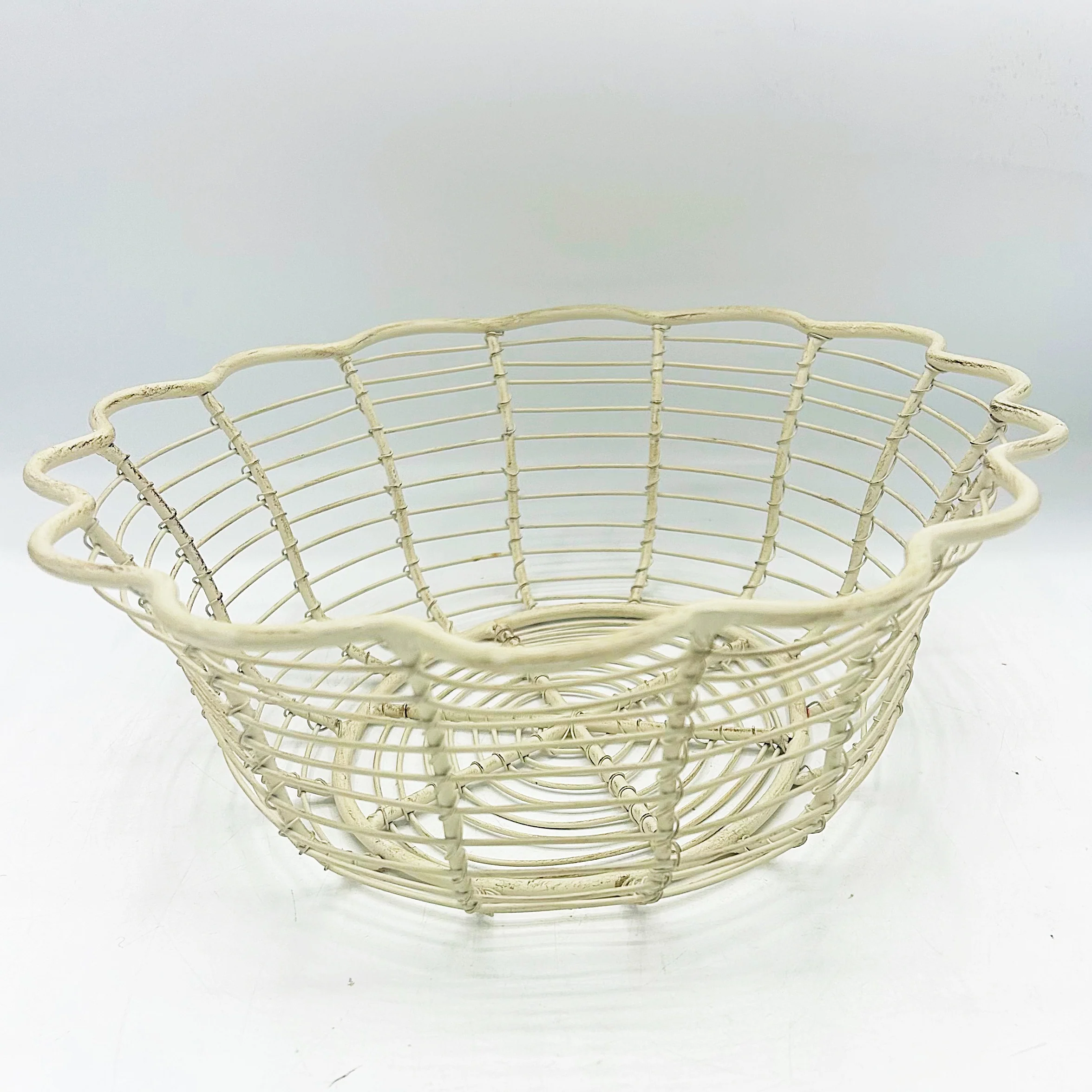 Cream Scalloped Wire Oval Basket - Image 3
