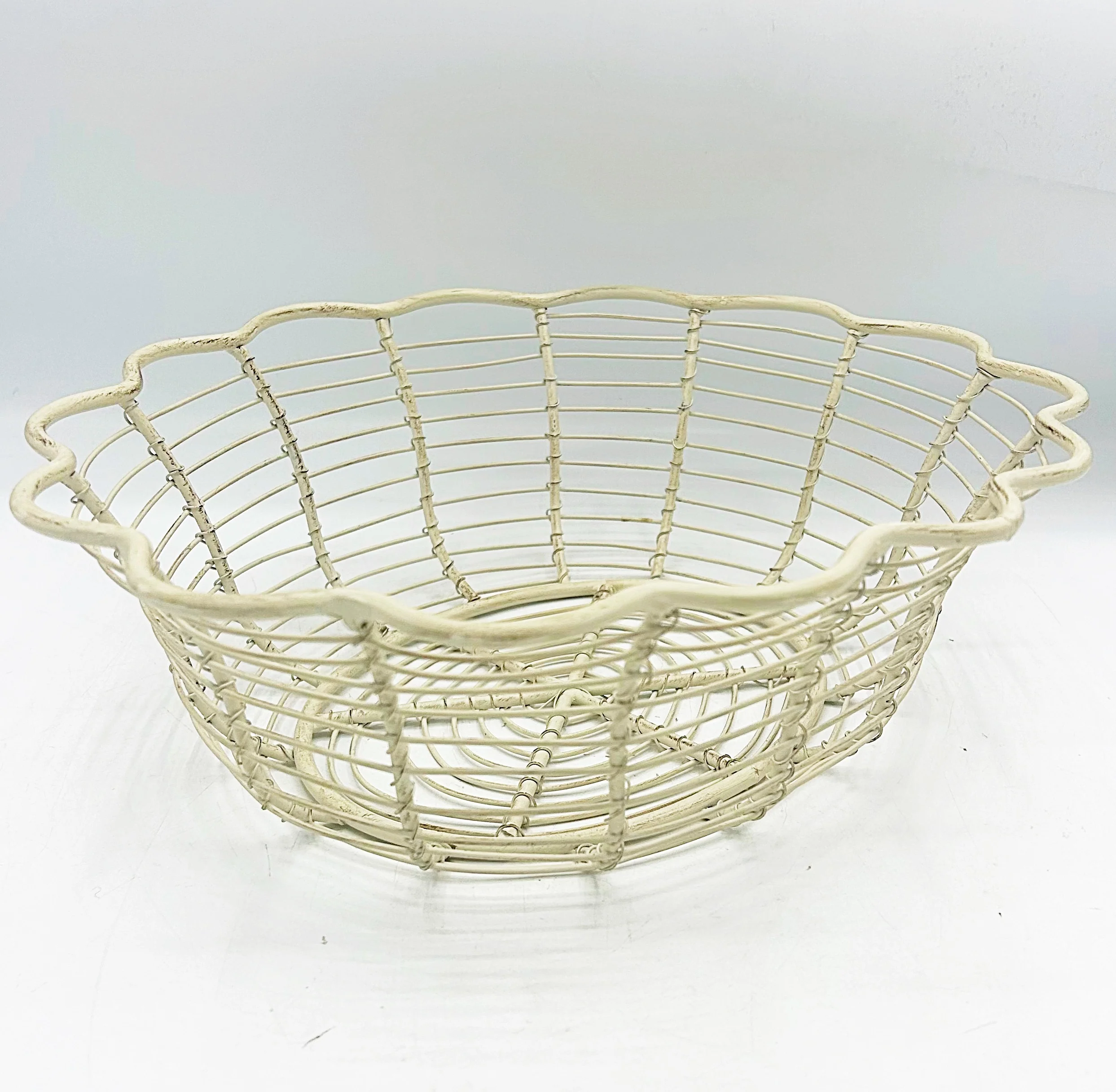 Cream Scalloped Wire Oval Basket - Image 4