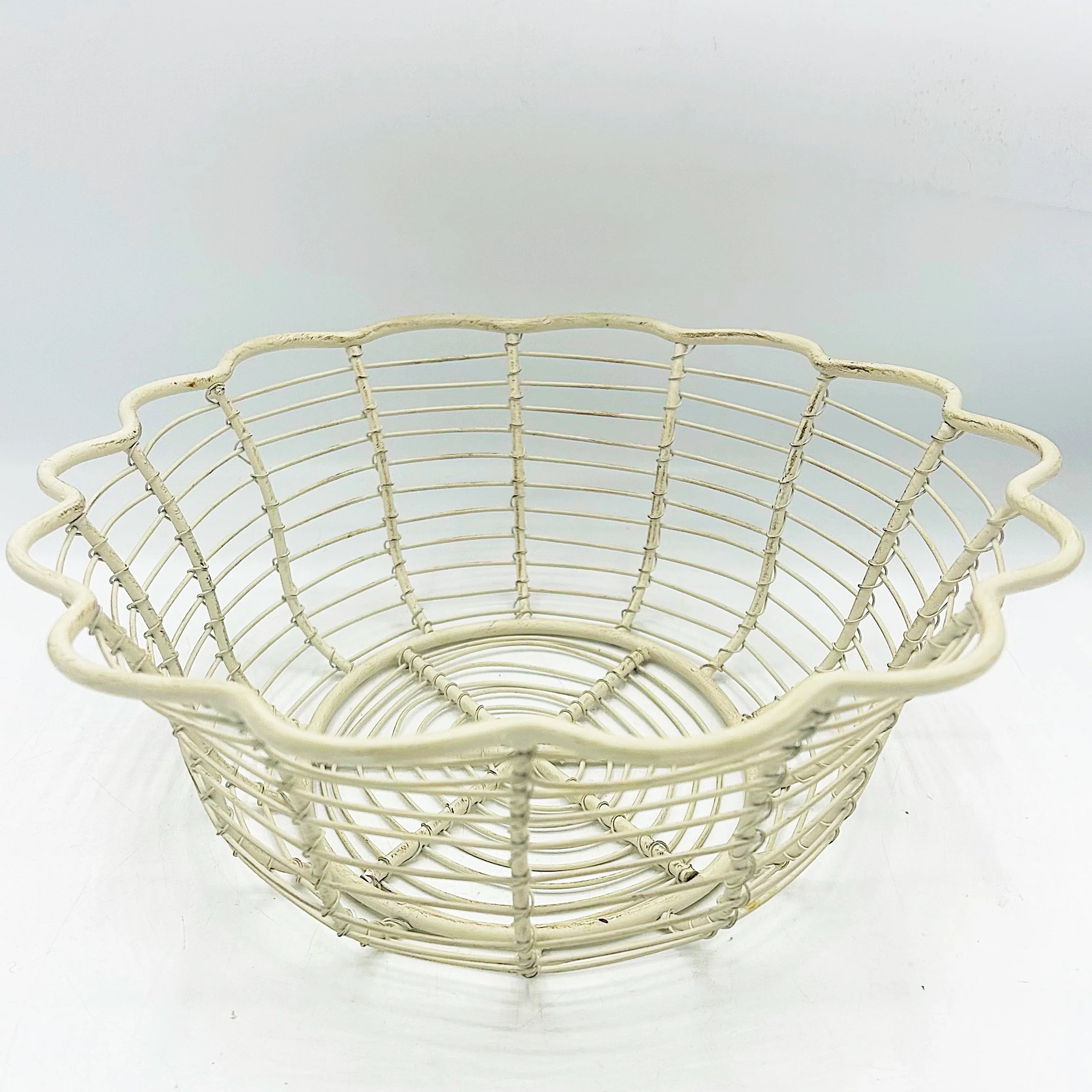 Cream Scalloped Wire Oval Basket - Image 5