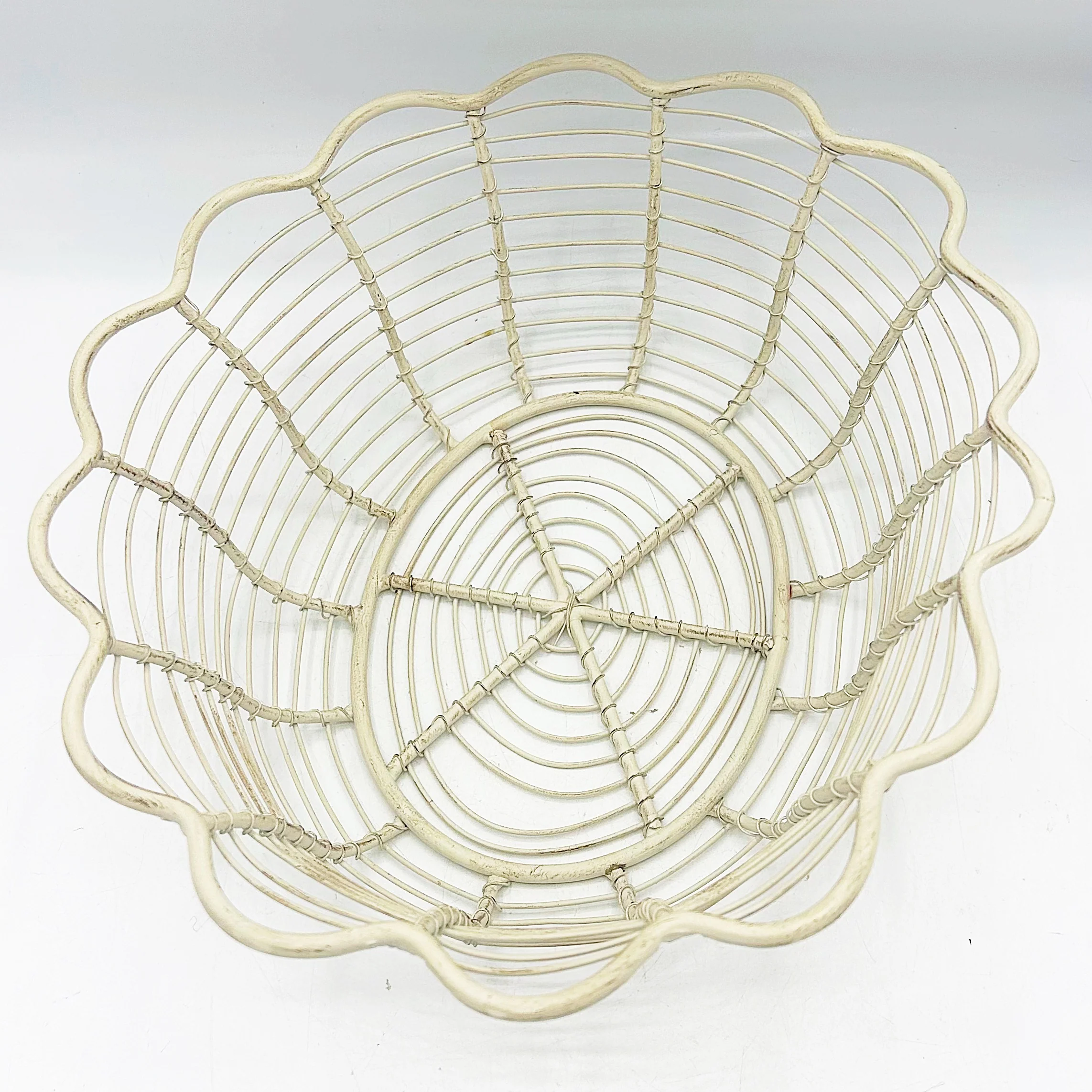 Cream Scalloped Wire Oval Basket - Image 6