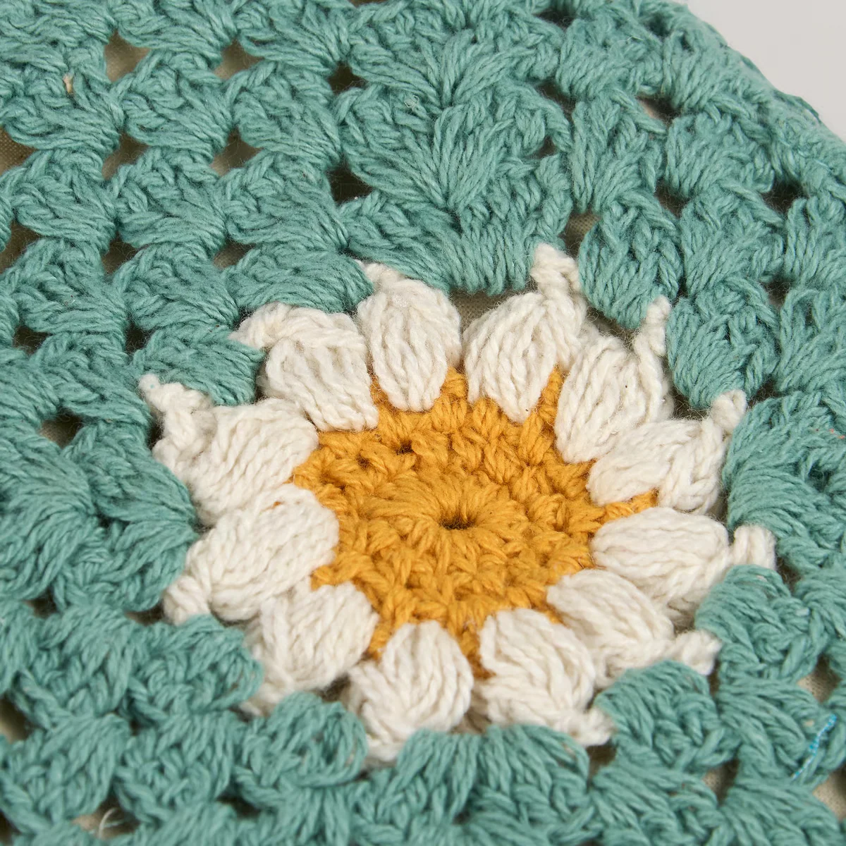 Daisy Crochet Crossbody Bag - Image 5
