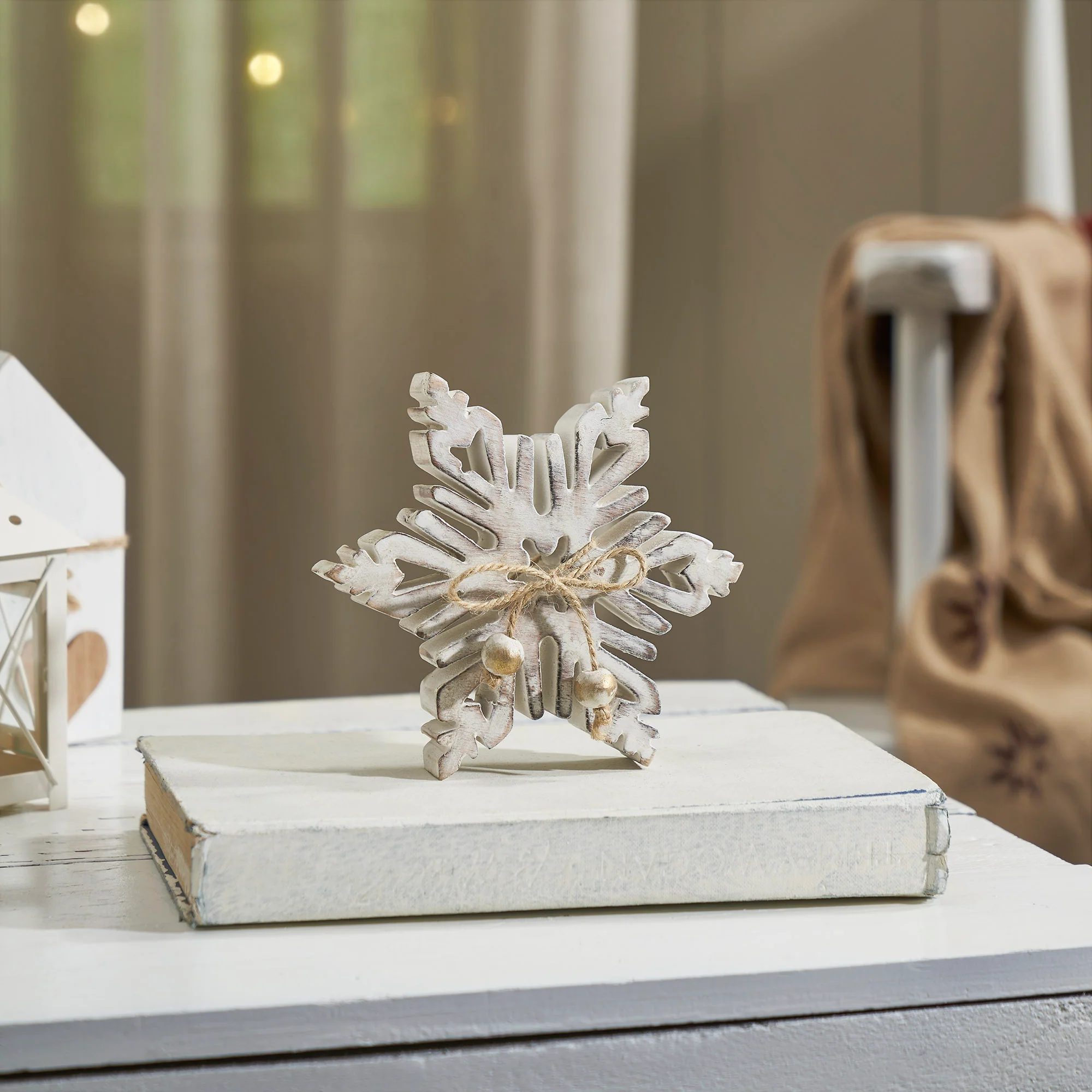 ๐ Distressed White Wooden 7" Snowflake Sitter