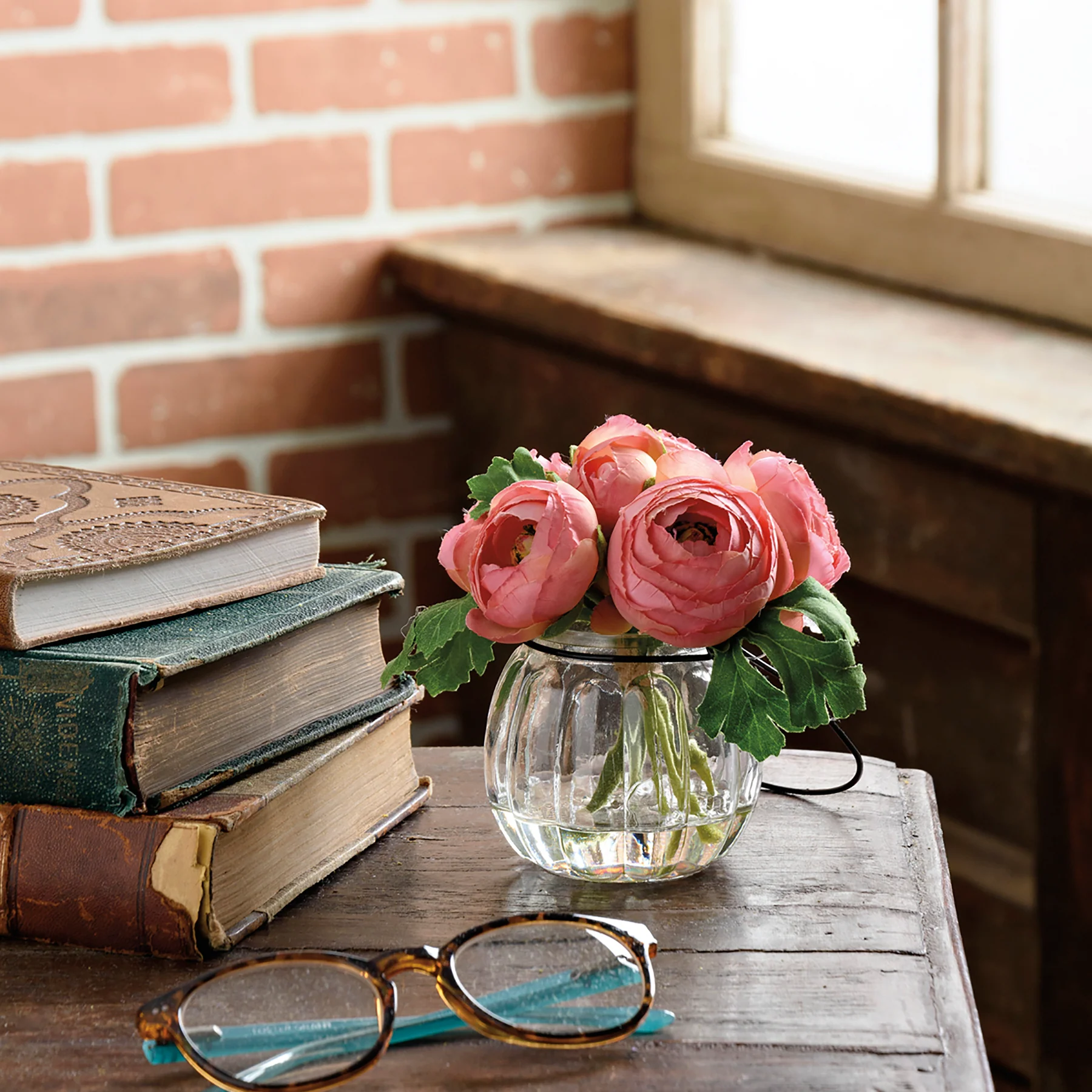 💙 Faux Pink Ranunculus Flowers in Glass Vase - Image 3