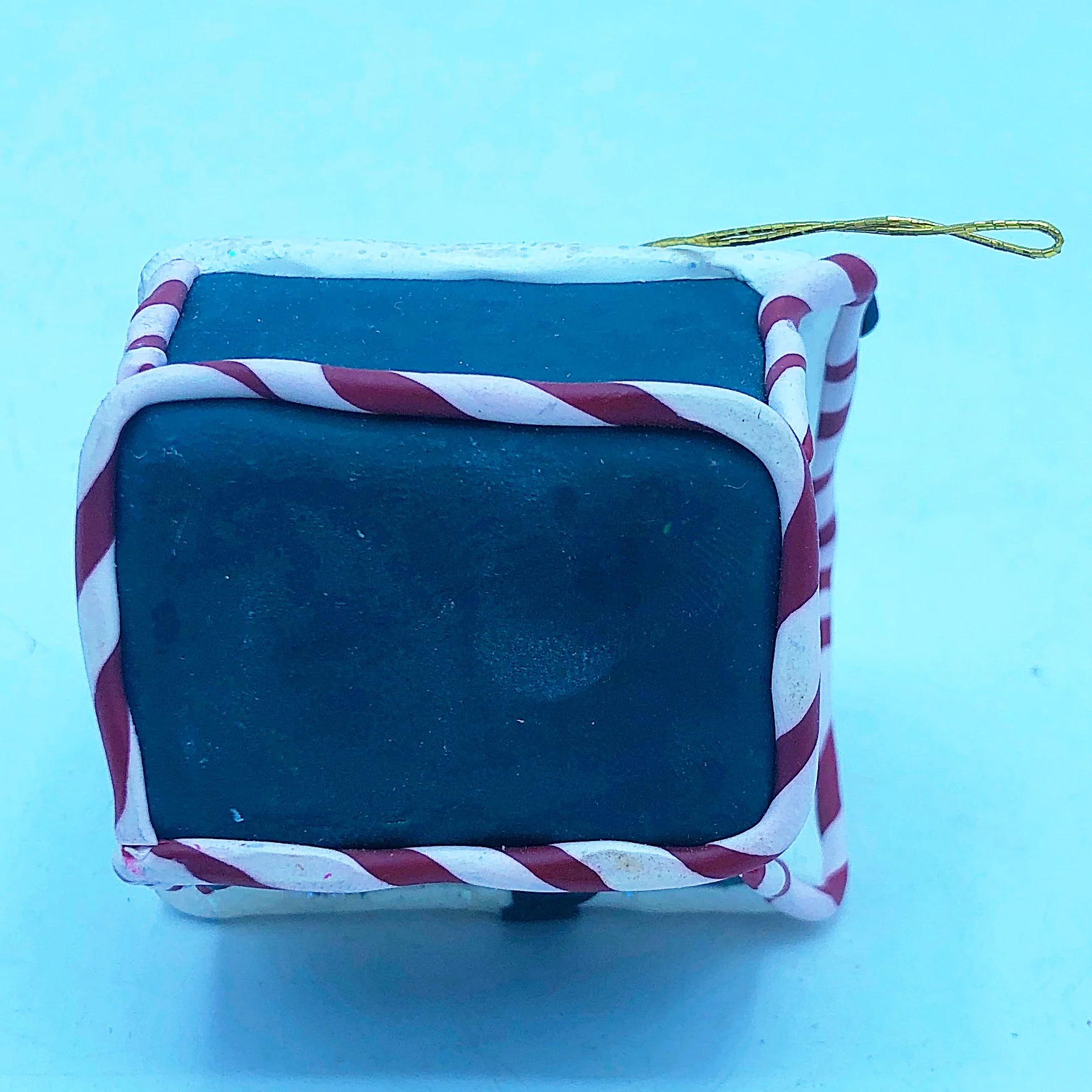 ๐ Handcrafted Birdhouse with Cardinal Clay Dough Ornament - Image 8