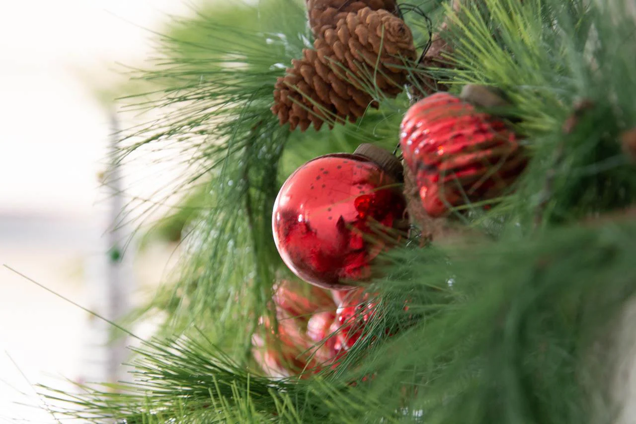 Red Mercury Glass Ornament 77" Garland - Image 3