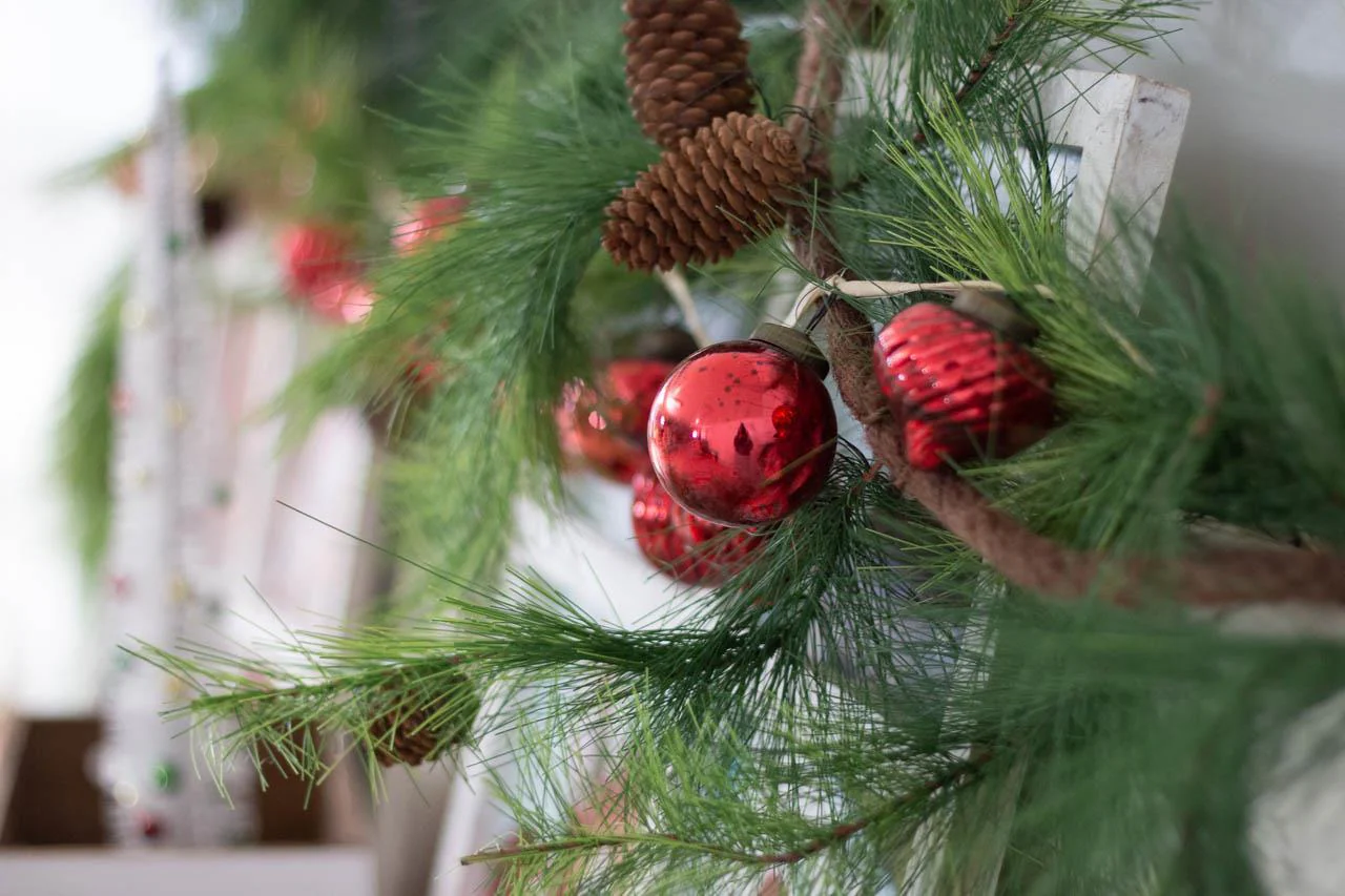 Red Mercury Glass Ornament 77" Garland - Image 4