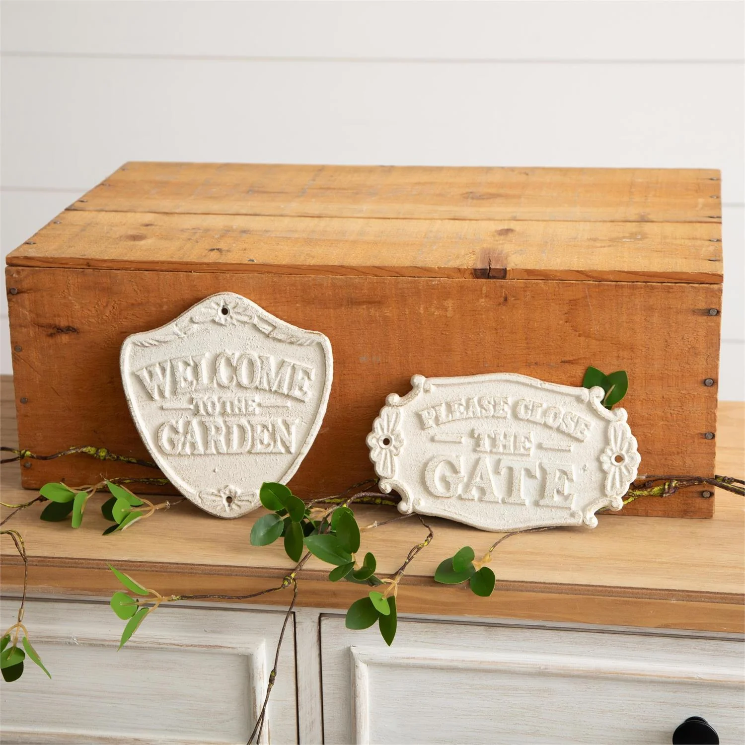 Welcome to Garden And Close Gate Cast Iron Sign Set